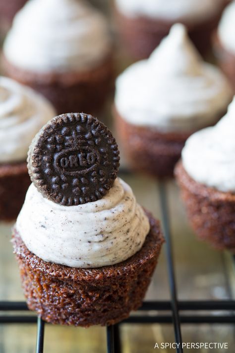 Brownie Bites with Oreo Frosting Recipe - Crispy bite-size brownies with a soft chewy interior, plus a decadent cookies and cream frosting recipe that you Caramel Brownies Recipe, Best Ever Brownies, Cookies And Cream Frosting, Oreo Frosting, Easy Brownie, Mini Brownies, Mini Treats, Caramel Brownies, Bite Size Desserts