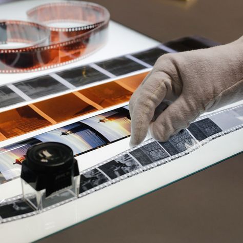 10 reasons to turn to film photography.  📷 A shot of a gloved hand handling analog film negatives.  #filmphotography #filmisnotdead #analogphotography Film Vs Digital, Office Inspiration Workspaces, Film Negatives, Manual Photography, Foto Transfer, Shoot Film, Film Strip, Cellulose Acetate, Film Cameras