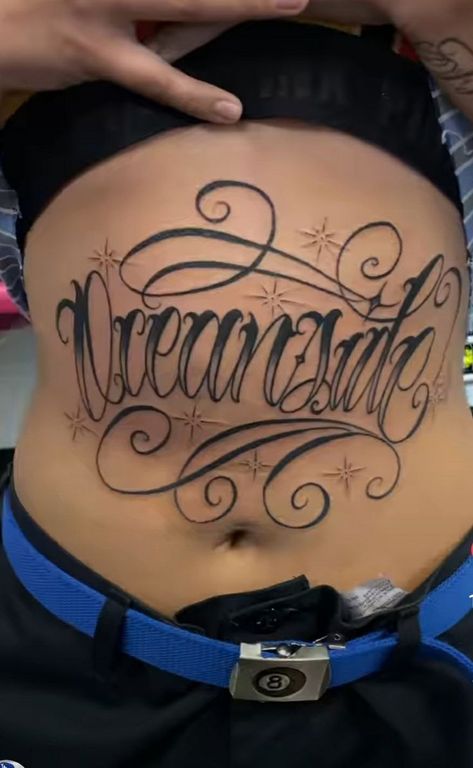 Last Name Stomach Tattoos, Tattoo Sleeve Patchwork, Women Hand Tattoos, Tattoos For Women Hand, Stomach Tats, Girls Stomach, Lettering Chicano, Ny Tattoo, Stomach Tattoos Women