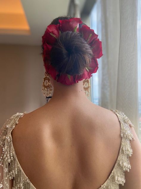 Indian Flowers In Hair, Indian Hair Flowers, Hair With Gajra, Red Rose Hairstyle, Bun Hairstyles With Flowers, Hair Bun With Flowers, Trendy Bun, Cute Bun Hairstyles, Bridal Bun