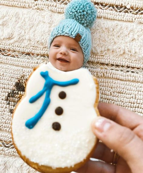 MADISON FISHER on Instagram: “I ate the CUTEST cookie this morning!🤣 hahahaha ⛄️ Thanks @sarahknuth for the cute idea! Finding this snowman cookie from Starbucks was a…” Madison Fisher, Starbucks Cookies, Baby Holiday Photos, Christmas Story Books, Christmas Baby Pictures, Cookie Pictures, Christmas Poses, Snowman Cookie, Baby Christmas Photos