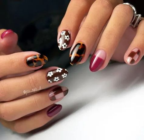 Fall Short Nails, November Nail Art, Round Nail Designs, Festive Nail Designs, Modern Thanksgiving, Gel French Manicure, Thanksgiving Nail Designs, Thanksgiving Nail Art, Thanksgiving Nail