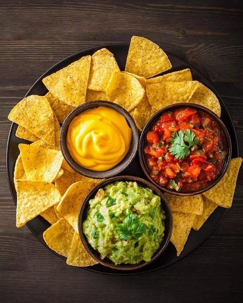 Guacamole Dip Recipes, Homemade Nachos, Guacamole Salsa, Catering Ideas Food, Salsa Dip, Chips And Salsa, Snacks Für Party, Food Platters, Food Presentation