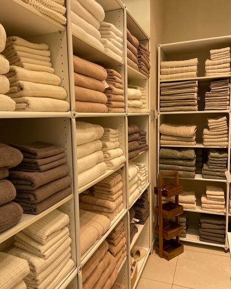 Beautiful Linen Closet, Luxury Bag Storage Ideas, Luxury Linen Closet, Linen Closets, Storage Rooms, Hotel Linen, Linen Cupboard, Morning Routines, Perfect House