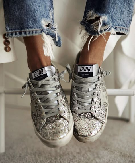 Golden Goose Sneakers Outfit, Golden Goose Outfit, Super Rich Kids, Golden Goose Sneakers, Golden Goose Shoes, Aesthetic Shoes, Stockholm Fashion, Sneakers Outfit, Dream Shoes