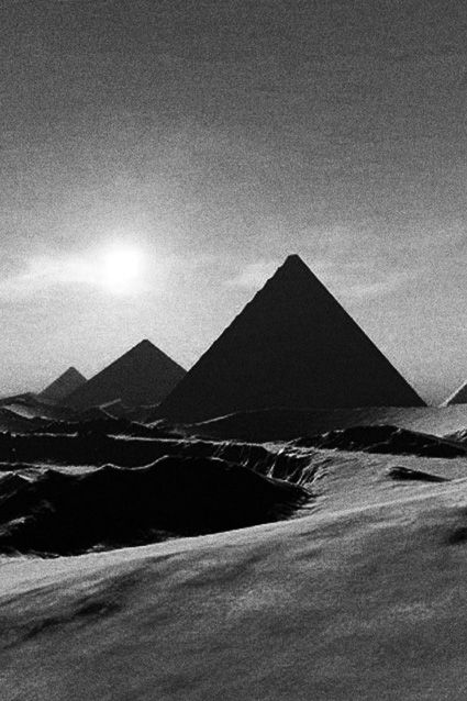 Wild Pyramids Aesthetic, Pyramid Aesthetic, Egypt Black And White, Black Pyramid, Old Egypt, Dark Paradise, Kane Chronicles, Desenho Tattoo, Dark Skies