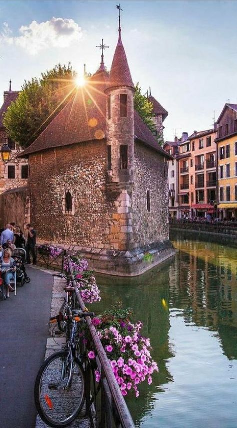 Annecy es un pueblo en el sureste de Francia a poco distancia de Ginebra, Suiza. El castillo medieval de Annecy es uno de sus grandes atractivos. Este fue el antiguo hogar de los Condes de Ginebra. Travel To, Guatemala, House Styles, Travel