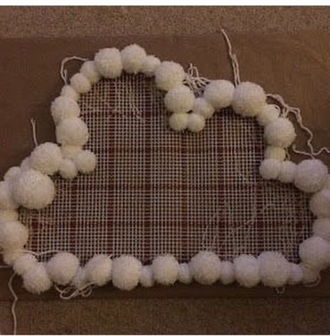 Pompon Diy, Cloud Rug, Diy Pom Poms, Pom Pom Rug, Diy Pom Pom, Carpet Trends, Pom Pom Crafts, Trendy Sewing, Baby Diy