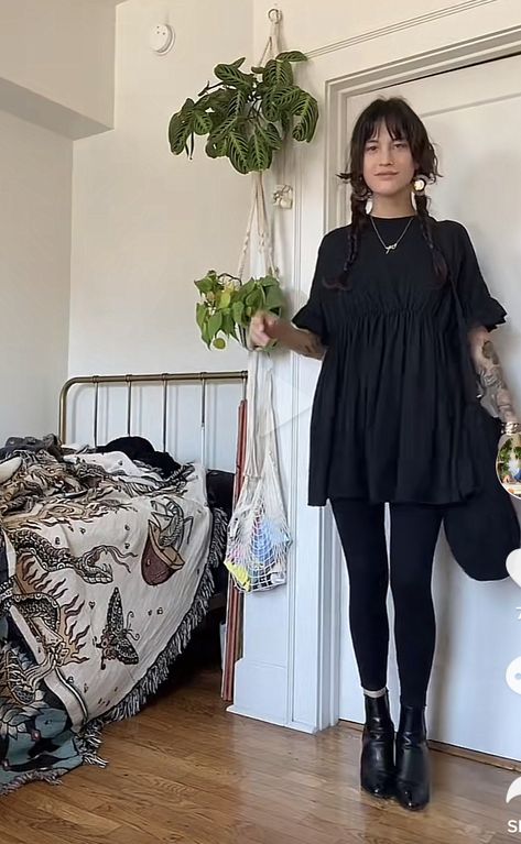 Long Sleeve Under Tshirt Outfits, Casual Goth Outfits Midsize, Alternative Mom Fashion, Loose Black Dress Outfit, Boho Hairstylist Outfit, Mid Size Witchy Outfits, Casual Goth Work Outfits, Spring Outfits Goth, Teacher Outfits Alt Grunge