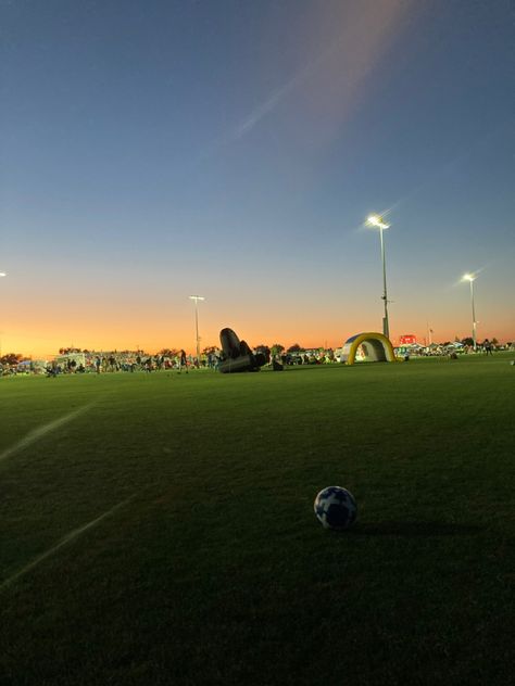 Playing Soccer At Night, Soccer Iphone Wallpaper, Soccer Field At Night, Cool Snapchat, Night Training, Soccer Stuff, Wallpaper Samsung, Visual Thinking, Soccer Game