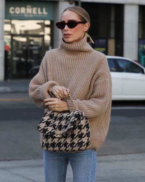 tan sweater & chanel tweed 19 bag Winter Mode Outfits, Chanel 19, Autumn Look, Daily Fashion Inspiration, Bag Outfit, Anine Bing, 가을 패션, Mode Inspiration, Winter Fashion Outfits