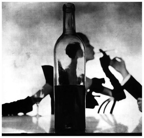 Girl Behind Wine Bottle, Irving Penn, 1949 Alexey Brodovitch, Fashion Fotografie, Irving Penn, Celebrity Photography, Robert Mapplethorpe, Fotografi Vintage, Gene Kelly, Cecil Beaton, Helmut Newton