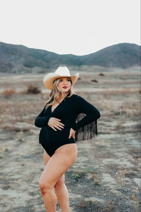 Country Outfits Pregnant, Cowboy Pregnant Outfit, Black Dress Western Maternity Pictures, Texas Maternity Photoshoot, Western Desert Family Photoshoot, Maternity Photo Shoot Western, Rodeo Outfits For Pregnant Women, Vaquero Maternity Shoot, Western Outfits For Pregnant Women