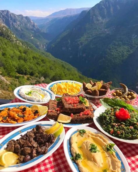 Jordanian Food, Baalbek Lebanon, Lebanon Food, Mount Lebanon, Beirut Lebanon, Lebanese Recipes, Beirut, Lebanon