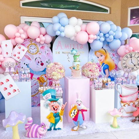 Wonderland Party Theme, Wonderland Party Decorations, Alice In Wonderland Decorations, Alice In Wonderland Tea Party Birthday, Onederland Birthday Party, Alice In Wonderland Cakes, Alice Tea Party, Disney Birthday Party, Alice In Wonderland Birthday