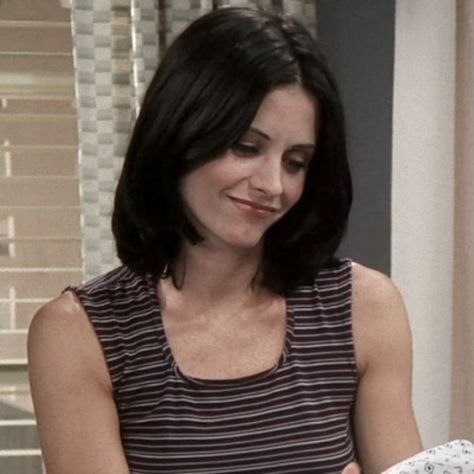 90s Haircuts, Monica Geller, Hair Color Auburn, 90s Hairstyles, Haircuts Straight Hair, Short Hair Haircuts, Emma Roberts, Emma Stone, I Love Girls