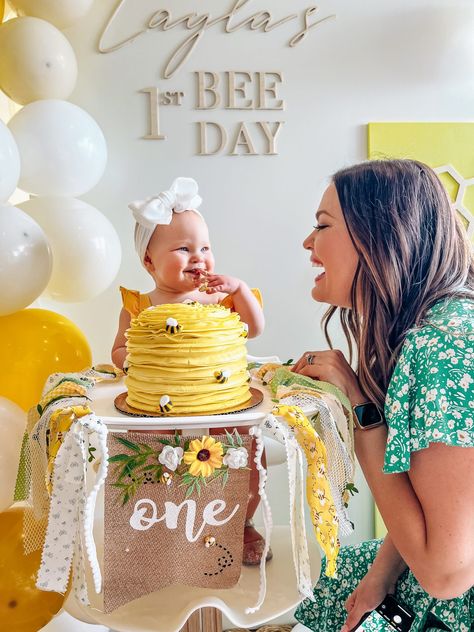 1 Year Birthday Party Ideas Spring, Yellow Theme First Birthday, Baby Girl Theme Birthday Party, Baby’s First Birthday Theme Girl, Girl Baby Birthday Theme, Summer 1st Birthday Theme, Yellow First Birthday Party, Yellow 1st Birthday Theme, Girl 1st Birthday Party Themes