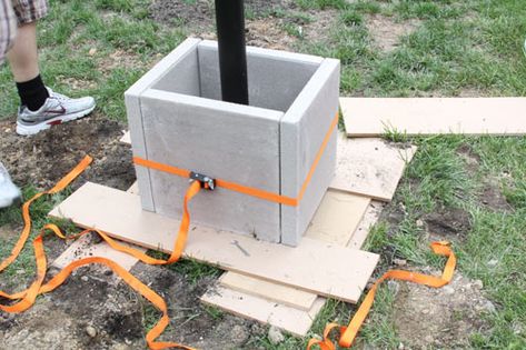 Diy Quikrete Planters, Planter Around Post, Diy Stone Planter Boxes, Diy Big Planters Pots, Concrete Planters Diy, Concrete Planter Boxes, Diy Cement Planters, Diy Planters Outdoor, Concrete Containers