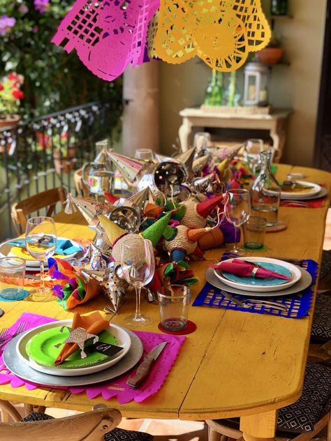 Mexican Posada Decorations, Mexican Christmas Table Decor, Posada Mexicana Ideas, Mexican Posada, Mexican Christmas Traditions, Mexican Birthday Party, Christmas Fiesta, Mexican Christmas Decorations, Mexico Party