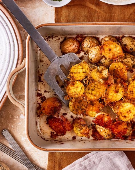 A spatula actively scooping out the finished crispy garlic parmesan potatoes from the pan Tiny Potatoes, Crusted Potatoes, Parmesan Potato Recipe, Parmesan Crusted Potatoes, Garlic Parmesan Potatoes, Crispy Garlic, Parmesan Potatoes, Sugar Free Vegan, Vegetarian Entrees