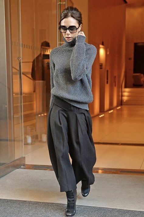 25 Best Office Looks Inspired by Victoria Beckham To Try Now Winter Office Wear, Work Appropriate Outfits, Victoria Beckham Outfits, Victoria Beckham Style, Victoria Fashion, Dress Chanel, Mode Casual, 가을 패션, Fashion Mode