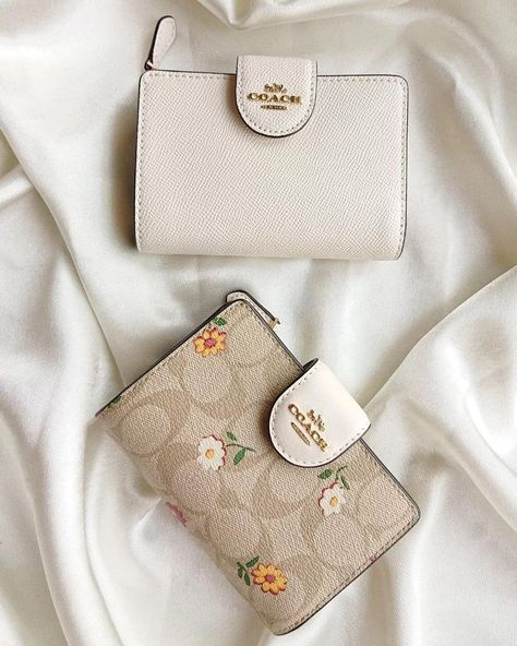 Wallets Aesthetic, Coach Floral Wallet, Money Purse Wallets, Designer Wallets For Women, Wallet Aesthetic, My Style Bags, Handbag Essentials, Cute Wallets, Girly Bags