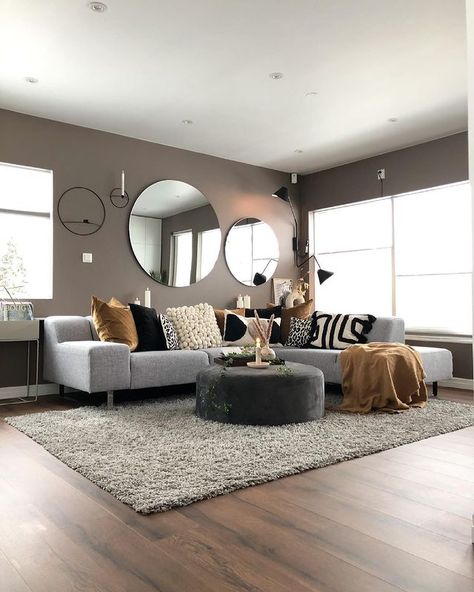 L I N N op Instagram: "HEKTISK HELG😅 ——————————————————————————— Denne helgen har huset vært fult av Malere og snekkere🛠 Gleder meg til å vise dere alt som har…" Beige And Grey Living Room, Dark Grey Sofa Living Room, Grey And Brown Living Room, Tan Living Room, Grey Sofa Living Room, Brown Living Room Decor, Grey Couch Living Room, Living Room Decor Gray, Beige Living Rooms