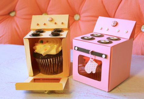 FREE printable template for an oven-shaped cupcake box. Sweet! Cupcake Gift, Cupcake Holder, Cupcake Boxes, Cadeau Diy, Bake Sale, Box Template, Diy Box, Paper Projects, Card Box