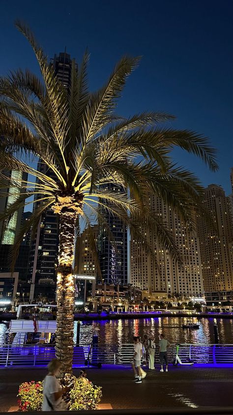 Dubai Story Instagram, Dubai Instagram Story, Luxury Instagram Story, Dubai Aesthetic Night, Holiday Dubai, Dubai Holiday, Hotels In Dubai, Dubai Architecture, Dubai Holidays