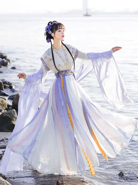 Chinese Dress Outfit, Chinese Dress Traditional, Chinese Hanfu Dress, Chinese Fancy Dress, Traditional Asian Dress, Hanfu Girl, Chinese Traditional Dress, Chinese Style Dress, Traditional Chinese Dress