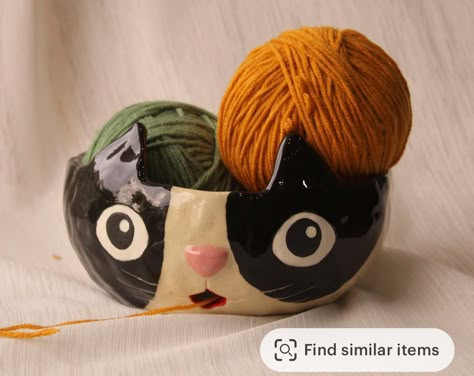 Black Cat Ceramic, Cat Yarn Bowl, Yarn Bowls Diy, Clay Yarn Bowl, Modelling Clay Ideas, Yarn Holders, Yarn Bowls Pottery, Ideas For Besties, Animal Pottery