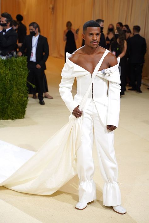 The 41 Best Dressed Men in Met Gala History | Vogue Walking Fashion, Confetti Tour, Best Dressed Men, Met Gala Outfits, Evening Gala, Gala Outfit, Met Gala Red Carpet, Best Dressed Man, Clean Makeup