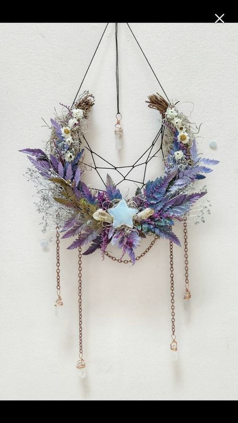 45 Attractive Wreath Ideas to Brighten Up Your Front Door Lunar Goddess, Wiccan Crafts, Pagan Crafts, Dream Catcher Craft, Witchy Crafts, Dream Catcher Diy, Witchy Decor, Magical Art, Crystal Crafts