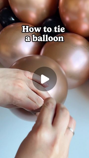 Tie A Balloon Easy Way To, Easiest Way To Tie A Balloon, Tie Balloons Easy Way To, How To Tie A Balloon, Bday Balloons Decoration, How To Tie Balloons Together, Balloon Tips, Balloon Decorations Diy Tutorials, Balloon Hacks