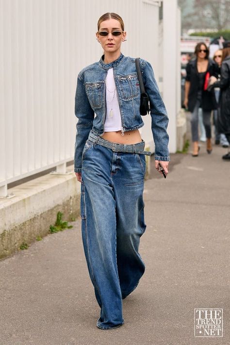 Street Fashion Trends 2023, Cool Denim Jacket Outfit, Milan Fashion Week Street Style Fall 2022-2023, Denim Jacket Denim Jeans Outfit, Street Jeans Outfit, All Denim Street Style, Denim On Denim 2023, Street Fashion 2023 Trends Women, Jeans Look Woman