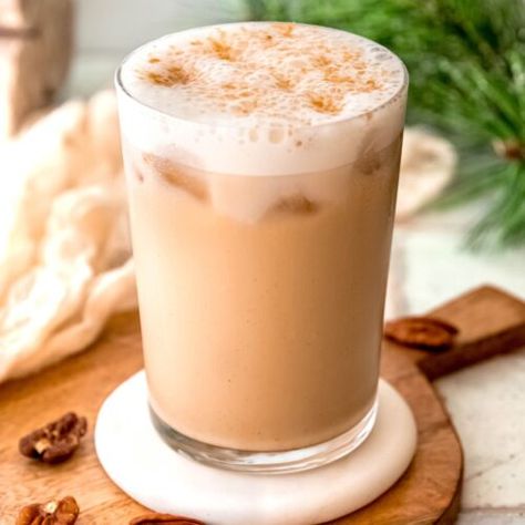 Iced Pecan Crunch Oat Milk Latte (Starbucks Copycat) - coffeecopycat.com Vanilla Cold Foam, Pecan Syrup, Pecan Crunch, Oat Milk Latte, Latte Starbucks, Fall Drink Recipes, Cold Foam, Maple Pecan, Caramel Syrup