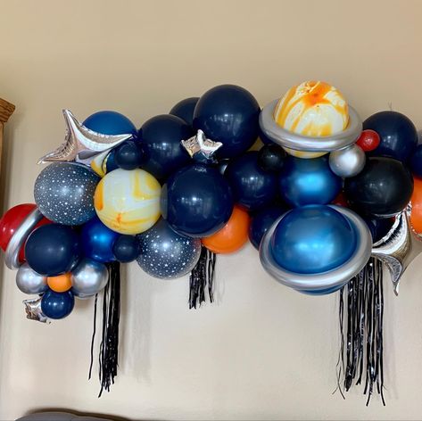 Space Themed Balloon Garland, Space Party Balloons, Outer Space Balloon Arch, Space Balloon Garland, Space Balloons, Themed Balloon Garland, Planet Party, Birthday Decorations At Home, Astronaut Party