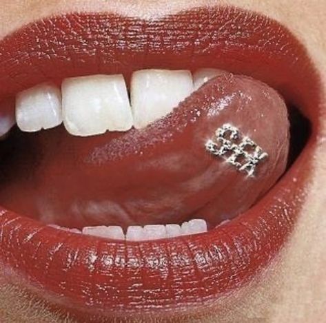 Web Piercing, Piercing Bouche, Piercings Earrings, Tongue Piercing Jewelry, Double Nose Piercing, Double Tongue Piercing, Ear Piercings Tragus, Tattoo Prices, Face Piercings