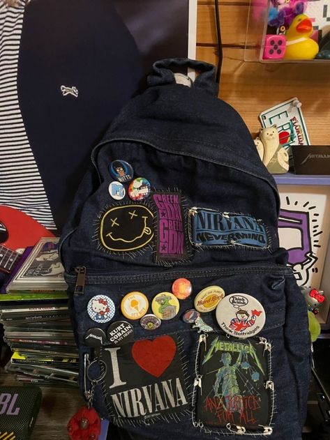 Backpack With Patches And Pins Grunge, Grunge Backpack, Alt Style Outfit, Black Jansport Backpacks, Black Jansport, Converse Accessories, Funky Backpacks, Backpack Designs, Patch Backpack