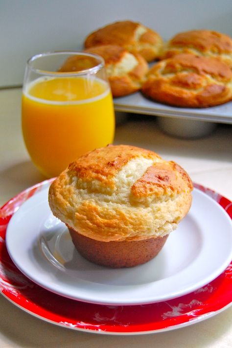 Simple Bakery-Style Muffins Jumbo Muffin Recipes, Plain Muffins, Banana Recipes Easy, Basic Muffin Recipe, Nutella Muffin, Bakery Muffins, Muffins Blueberry, Greek Yogurt Muffins, Baking Breakfast