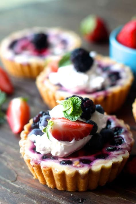 Fruit Tart Recipe Mini, Fruit Tart Recipe Easy, Mini Tart Recipes, Easy Tart Recipes, Mini Fruit Tarts, Fruit Tart Recipe, Fruit Tarts, Berry Tart, Tart Dessert