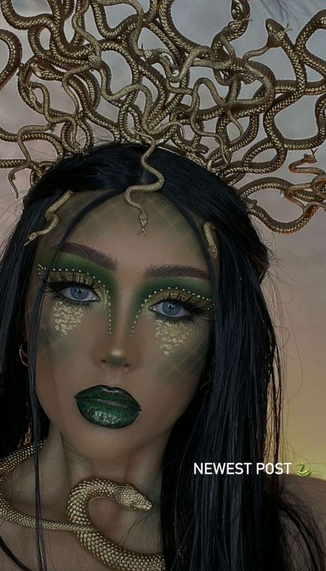 Snake Make Up Eyes, Medusa Face Makeup, Medusa Make Up Ideas, Elf Queen Makeup, Snake Eyes Makeup, Halloween Makeup Work, Madussa Makeup, Halloween Makeup Medusa, Medusa Makeup Look