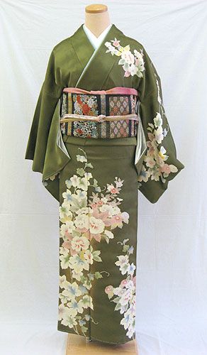 splendid dark green #houmongi Green Kimono Traditional, Green Yukata, Green Haori, Fantasy Tribe, Traditional Dress For Men, Genshin Outfit Ideas, Types Of Kimono, Asian Gowns, Chinese Couture