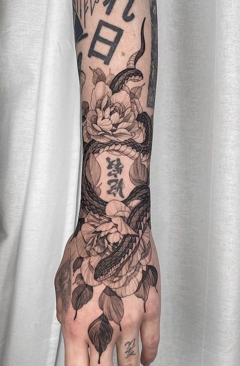 Men’s Biceps Tattoo, Japanese Hand Tattoos For Guys, Japanese Hand Tattoos, Oni Tattoo, Mens Tattoos, Linework Tattoo, Snake Tattoos, Tattoo Inspiration Men, Muster Tattoos