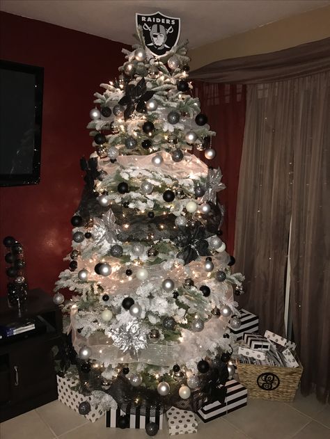 Raiders Christmas tree Spooky Christmas Tree, Raiders Christmas, Black Christmas Tree Decorations, Winter Poetry, Oakland Raiders Fans, Xmas Decorations Diy, Raiders Stuff, Tooth Ache Relief, Raiders Baby