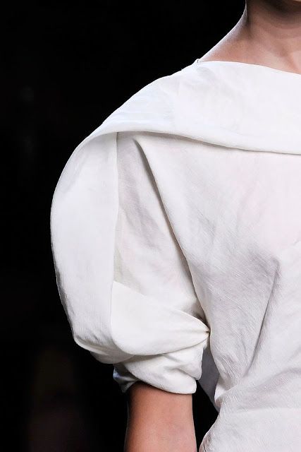 Monday Morning Inspiration, Detail Couture, Sculptural Fashion, Moda Chic, Couture Mode, Clothing Details, Fashion Shows, Style Outfits, Sleeve Detail