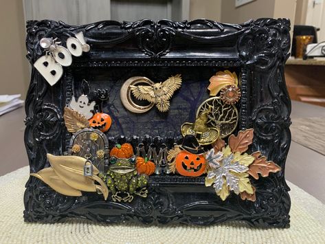 Hallowen Crafts, Jeweled Picture Frame, Jeweled Picture, Costume Jewelry Crafts, Old Jewelry Crafts, Jewelry Wall, Halloween Frames, Creepy Halloween Decorations, Jewelry Christmas Tree