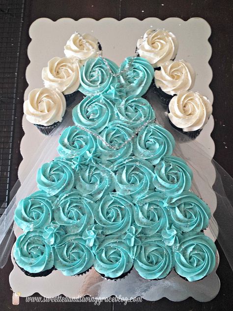 How to Make a Frozen Cupcake Cake More Cupcakes Ladybug, Frozen Birthday Cupcakes, Frozen Cupcake Cake, Cupcakes Princess, Princess Cupcake Dress, Cupcakes Frozen, Elsa Torte, Cupcakes Fruit, Frozen Cupcake