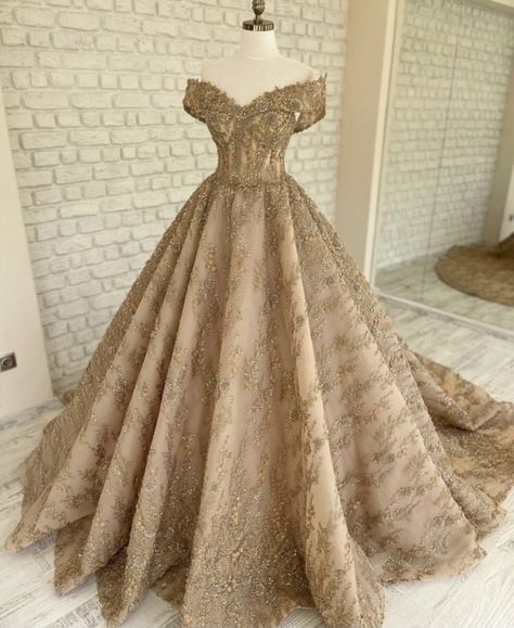 Golden Prom Dress Quinceanera, Brown Quinceanera Dresses, Golden Ball Gown, Prom Dresses For Girls, Golden Wedding Dress, Baseboard Styles, Xv Dresses, Golden Gown, Prom Dresses 2023