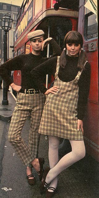 Fashion shoot on a London Routemaster bus. Mary Quant for J.C. Penney 1966 40s Mode, Celana Jogger Wanita, Fashion 60s, 1960 Fashion, 60s 70s Fashion, Fashion 70s, Mary Quant, Fashion 1960s, Sixties Fashion